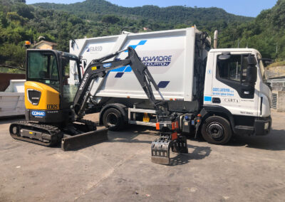 Automezzo con braccio meccanico per svuotamento cassonetti